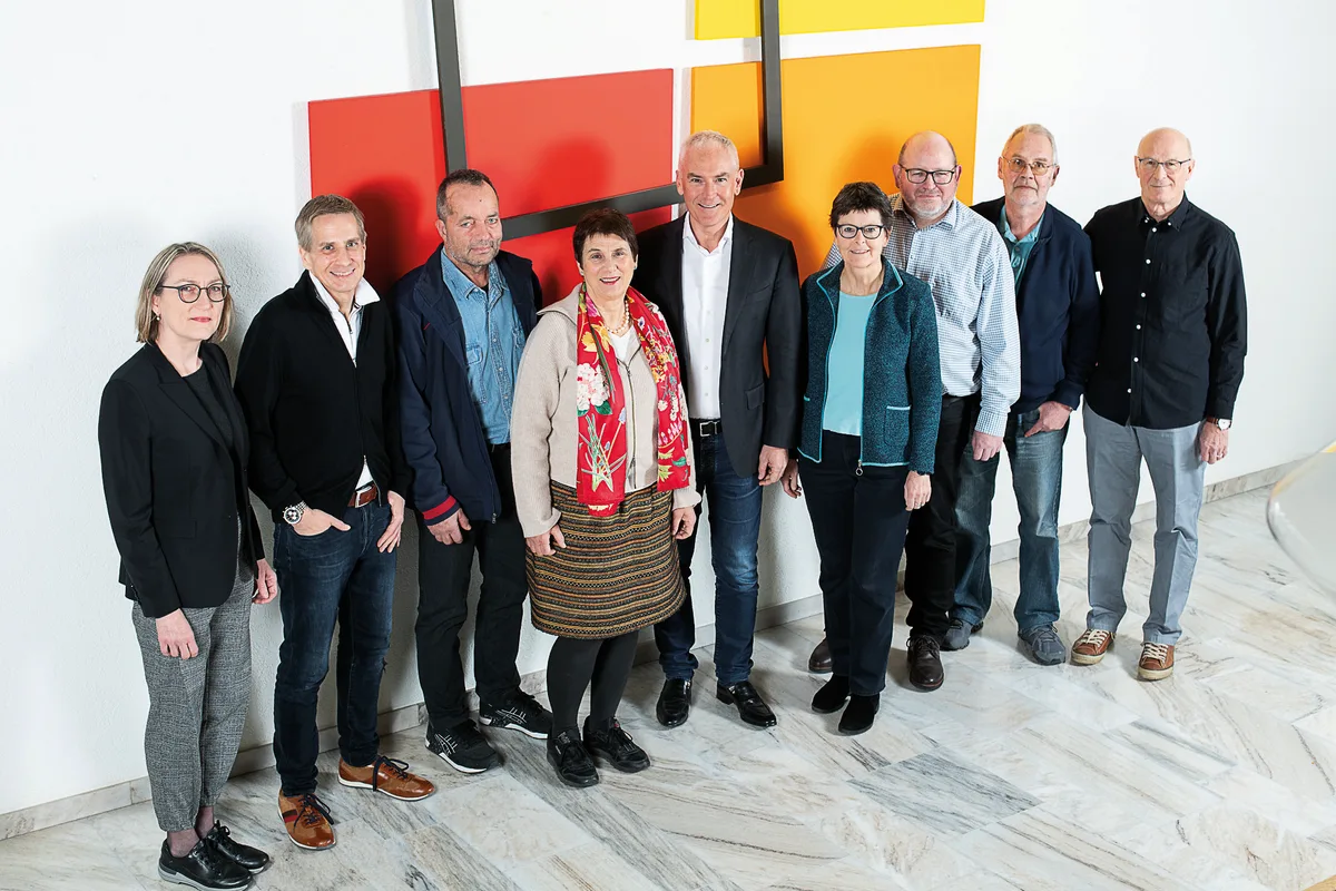 Der Gemeinderat von Fällanden soll künftig nur noch aus sieben statt acht Mitgliedern bestehen.
v.l.n.r: Leta Bezzola Moser (Gemeindeschreiberin), Christian Rossmann, Ruedi Maurer, Maia Ernst, Tobias Diener, Rita Niederöst, Ulrich Hohl, Heinz Rüegsegger, Thomas Bürki